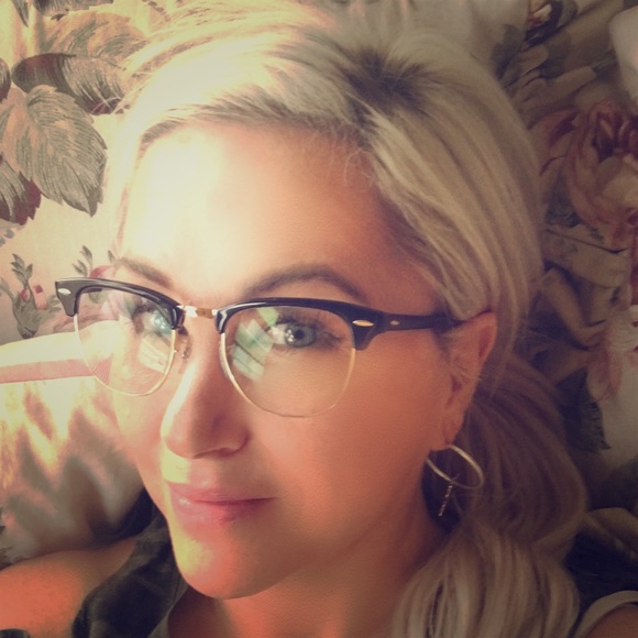 POSH Ambassador 💖 Meet your Seller - Picture 1 of 7